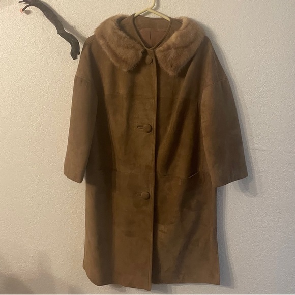 Jackets & Blazers - Elegant Tan Suede Coat with Faux Fur Collar